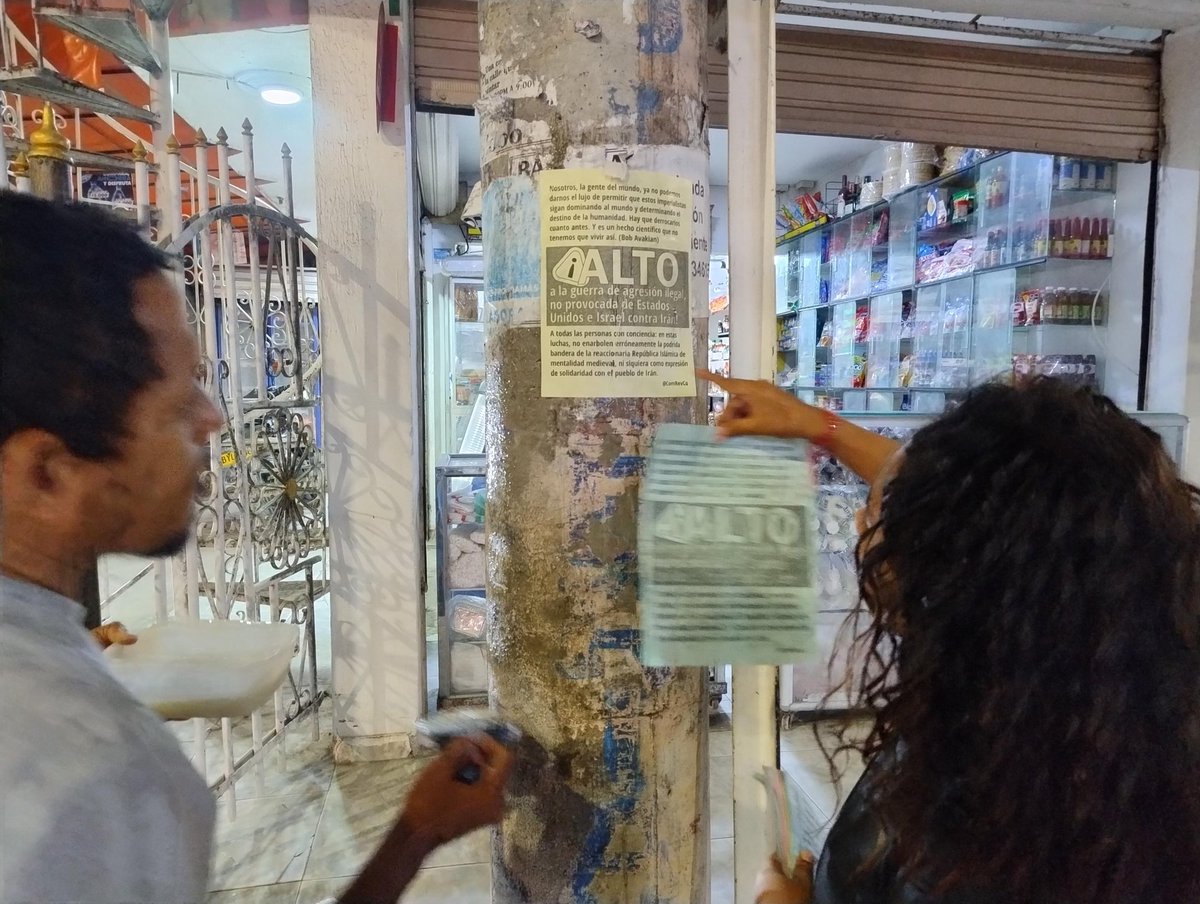 ComRevCo's tweet image. En Cartagena, en el Barrio San José de los Campanos se pusieron 500 afiches contra la guerra de Israel/EEUU contra Irán. Con algunos de discutió por qué Estados Unidos e Israel han sido los mayores agresores y criminales, aunque Irán no represente nada liberador.