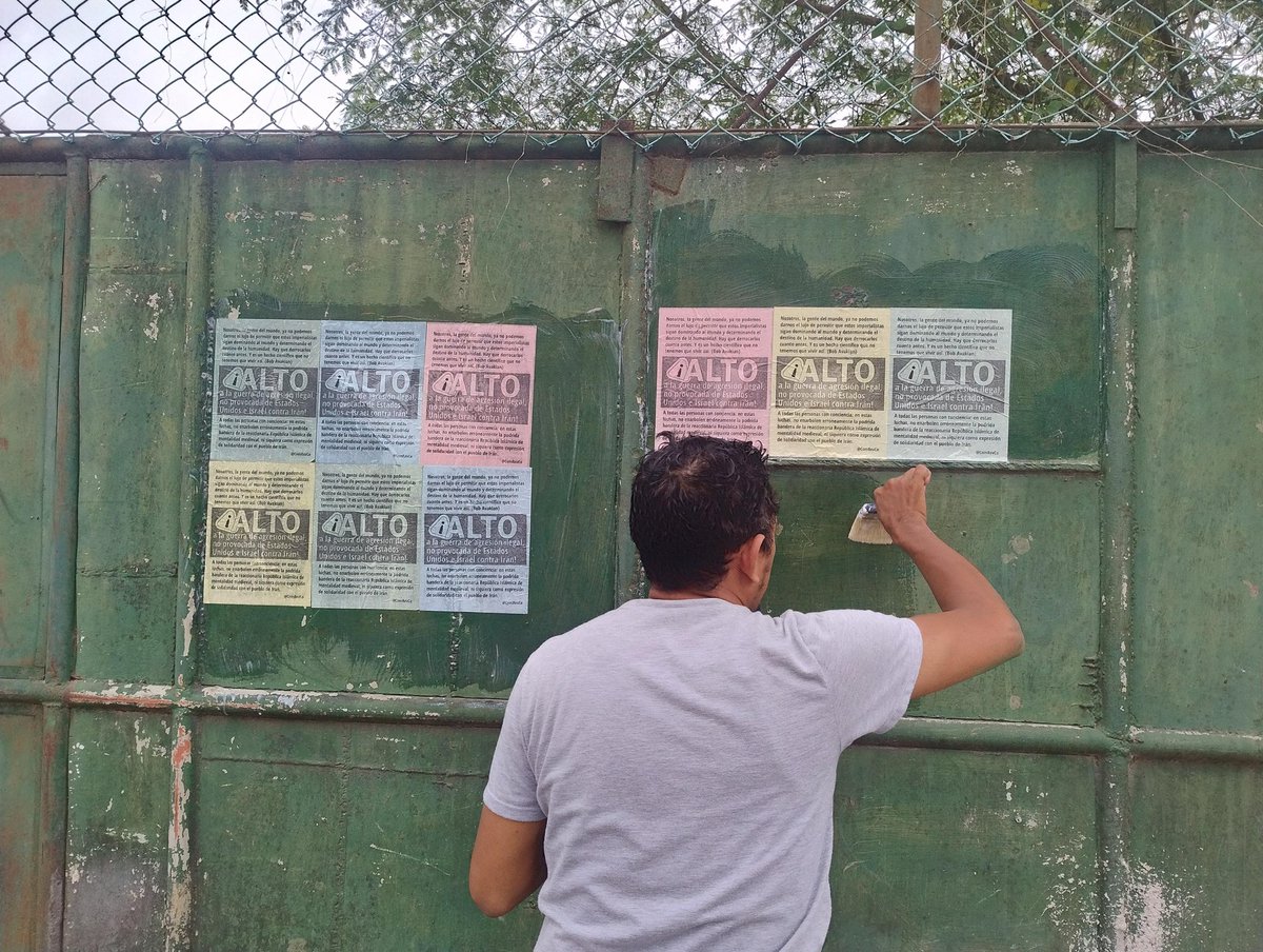 ComRevCo's tweet image. En Cartagena, en el Barrio San José de los Campanos se pusieron 500 afiches contra la guerra de Israel/EEUU contra Irán. Con algunos de discutió por qué Estados Unidos e Israel han sido los mayores agresores y criminales, aunque Irán no represente nada liberador.
