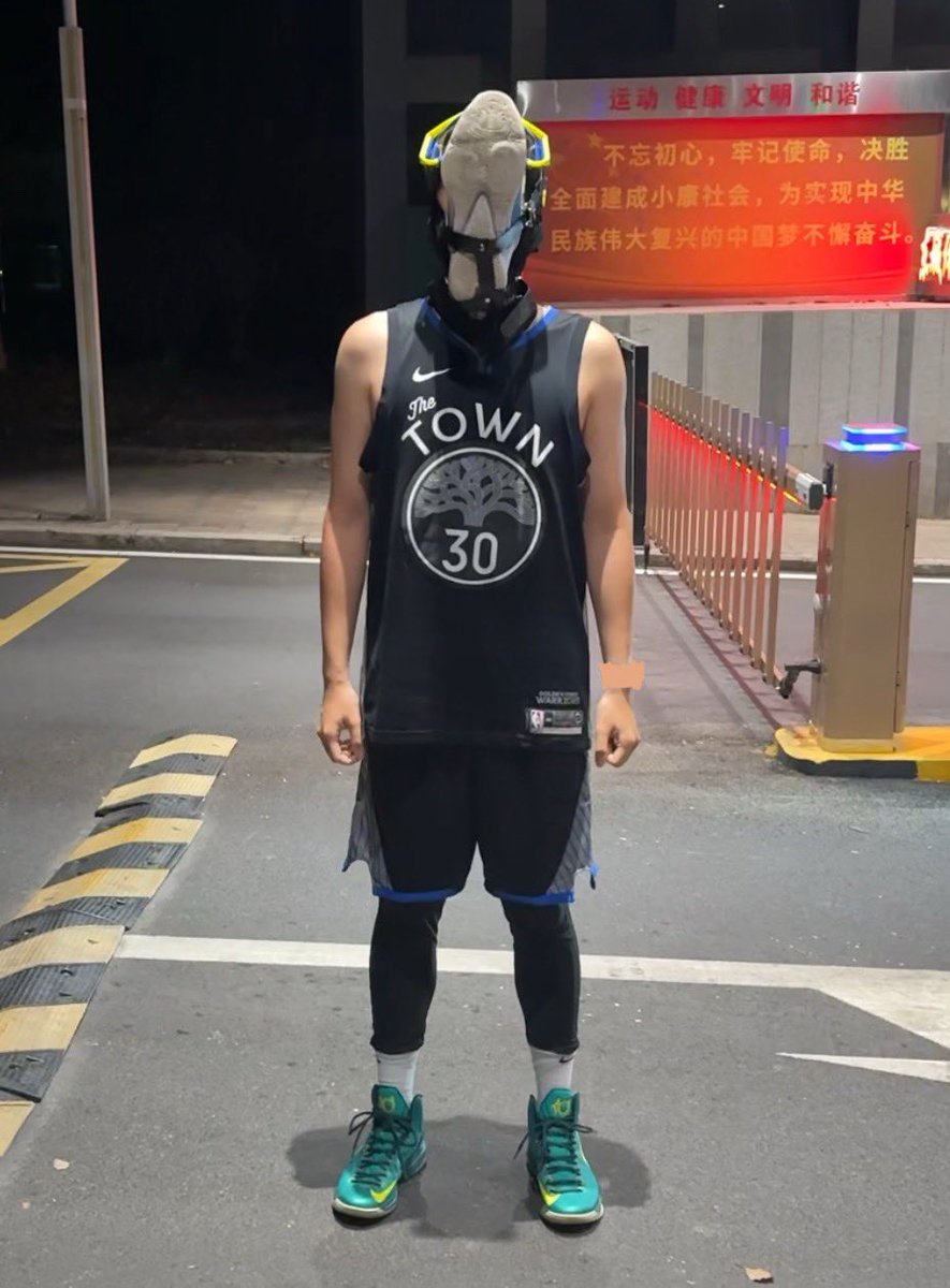 最羞耻的一集🥺
穿上金主爸爸送的字母哥3后，不得不鼓起勇气按照要求执行任务：到体育馆在门口，把连续穿了七天的字母哥绑脸上后，让保安叔叔拍视频打卡，然后再去田径场跑1km才能解锁🥲