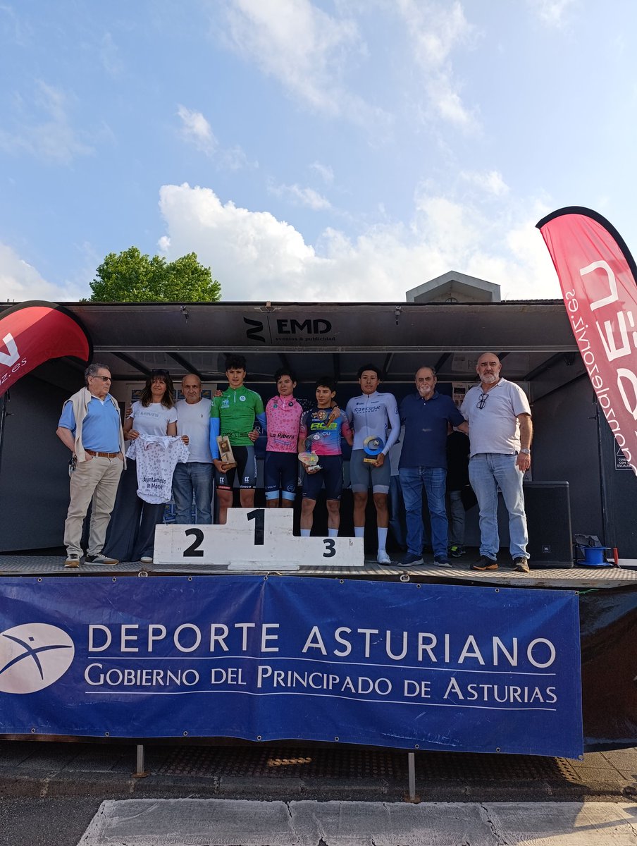 ElPeloton's tweet photo. #VueltaVallesMineros25
,🏡Foto de familia de los ganadores de la segunda etapa https://t.co/lWbQnuSVh2