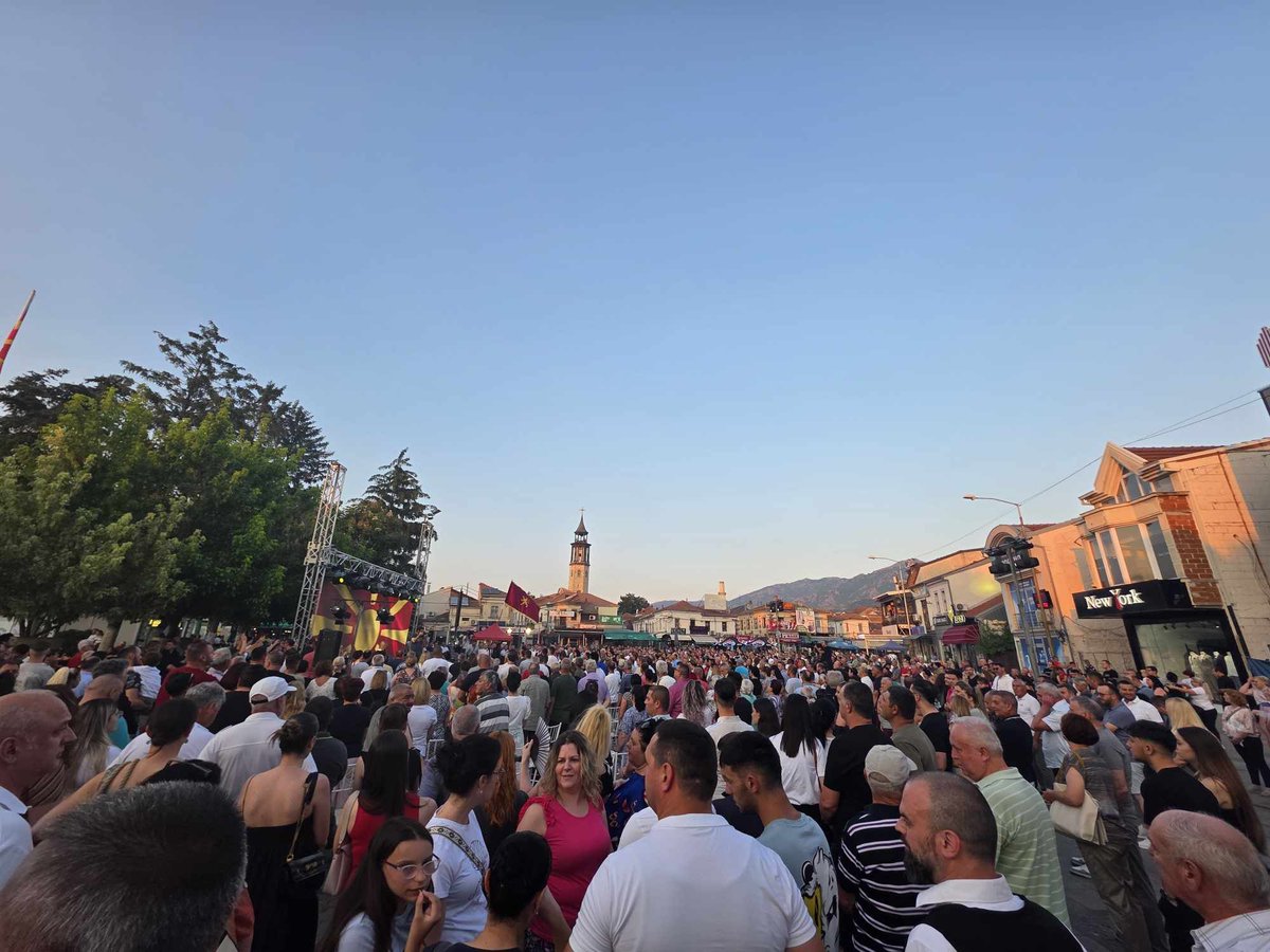 Трибина на ВМРО-ДПМНЕ во Прилеп.
Затоа плачат Цобенцата.