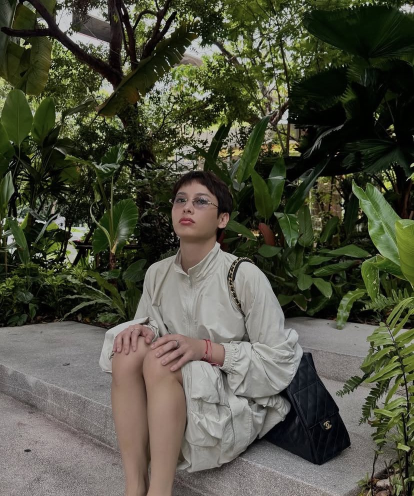 متصور تحت النخل الحين تأكدت انه من مواليد القصيم وتحديدًا بريده