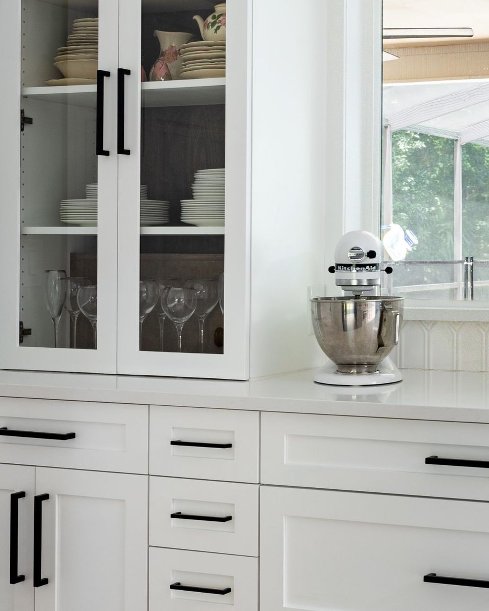 detailscgorl's tweet photo. Cabinets have a magic way of helping your space feel bigger. ✨

See-through cabinets provide a sense of depth and help to break up a potentially flat-looking design.

The color of your units can also play a big role in making the space feel open or compact. https://t.co/J4NWj5vKQQ