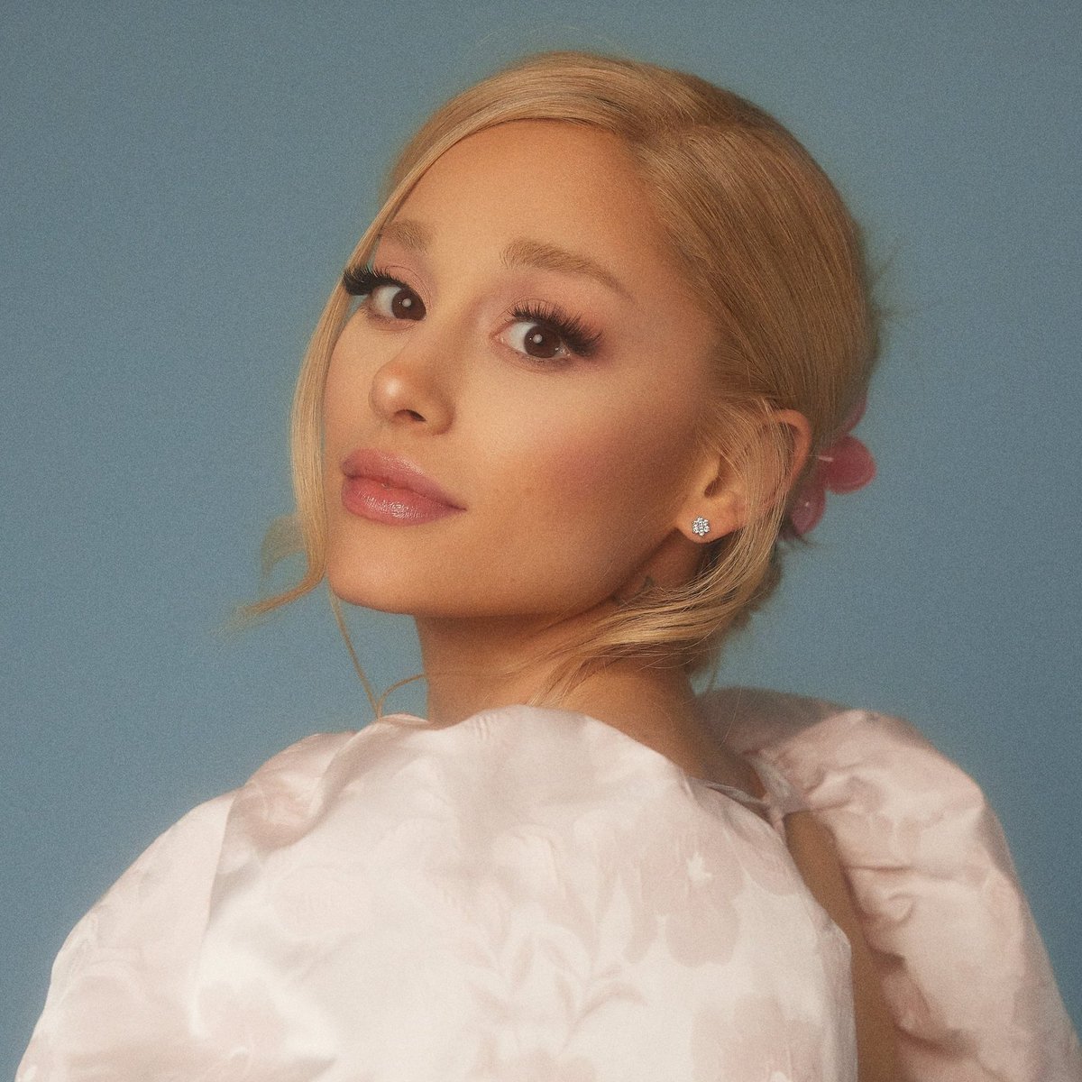 GuTsxpXW8AAtU-_?format=jpg&name=medium Ariana Grande's Mother Didn't Just Birth a Baby — She Dropped a Legend. 32 Years Later, It All Makes Sense