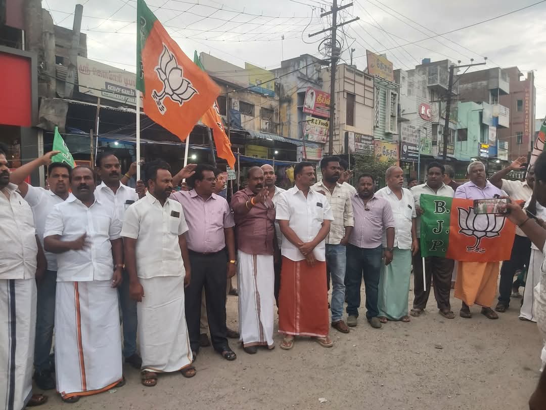GanesanSA5's tweet photo. மத்திய உள்துறை அமைச்சர் மாண்புமிகு.அமித் ஷா ஜி அவர்களை இழிவாக பேசிய திமுக கைக்கூலி ஆண்டிமுத்து ராசாவை கண்டித்து தேனியில் பாரதிய ஜனதா கட்சியின் மாவட்ட தலைவர் மரியாதைக்குரிய அண்ணன் ராஜபாண்டியன் அவர்கள் தலைமையில் ஆர்ப்பாட்டம் நடைபெற்றது. https://t.co/pZuFKWqQEb