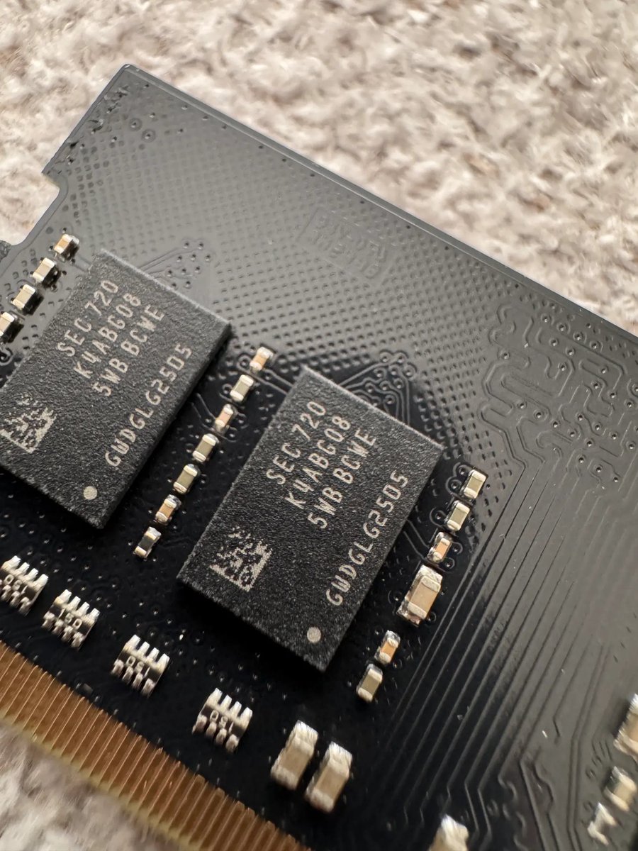 Piyasada sahte Crucial RAM'ler dolaşmaya başlamış. Crucial DDR4'lerin hiçbiri siyah PCB'de üretilmedi. PCB'nin yeşil olması lazım.