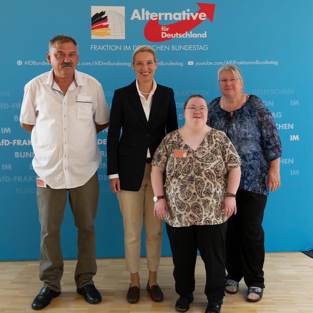 Unsere Fraktionsvorsitzende Alice Weidel hat Familie Niehoff getroffen. Der wegen des «Schwachkopf»-Posts gegen Robert Habeck bekannt gewordene Rentner Stefan Niehoff ist heute zu Gast auf unserer Veranstaltung „Für die Freiheit der Rede“. Die Meinungsfreiheit wird immer weiter