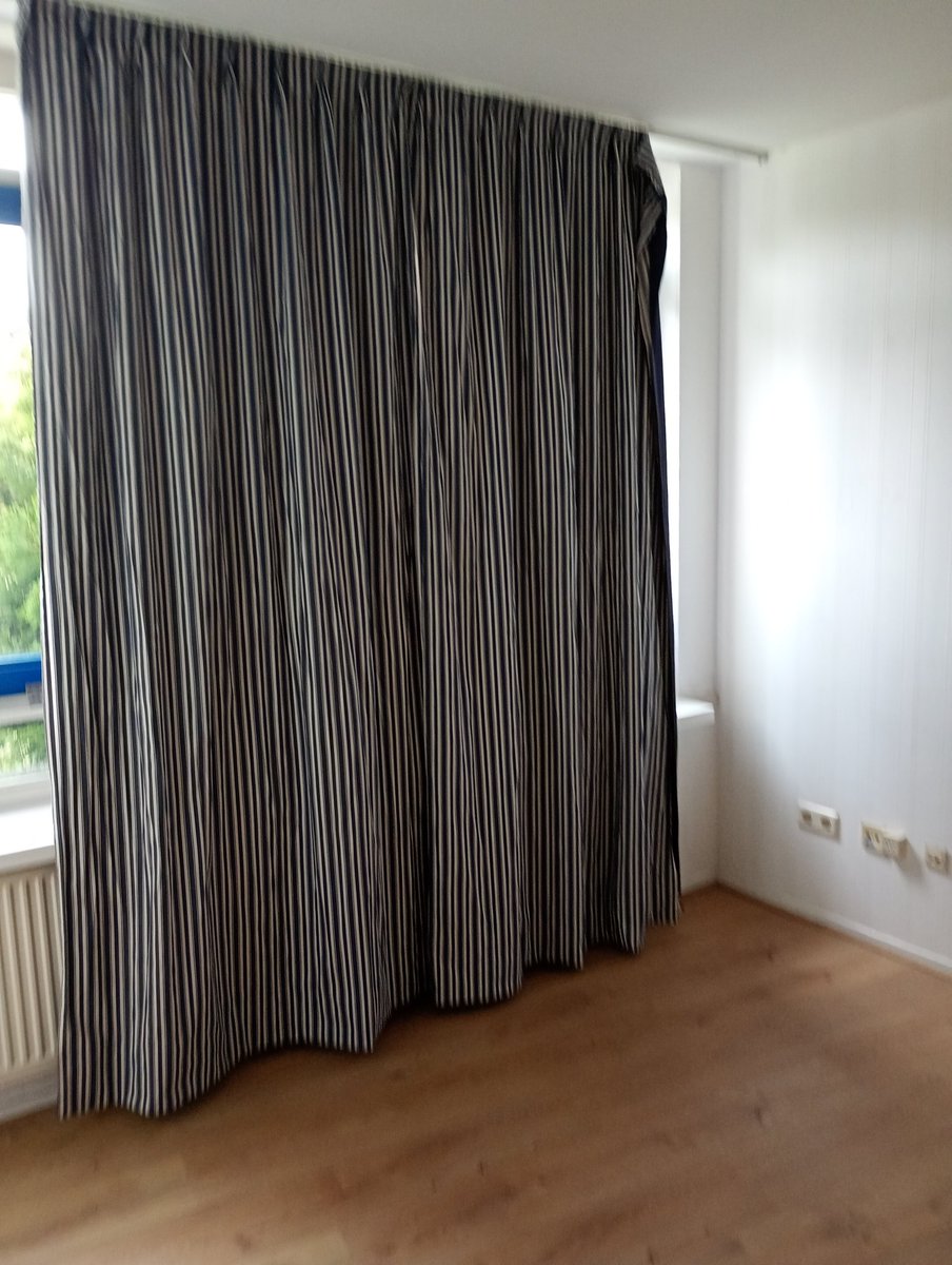 Mijn eerste wapen feit 💪💪👷 Renovatie vensterbank met kit erop geplakt.
Lekker breder nu (kan er NOG meer op....😜🤣)
En 1 deel slaapkamer gordijn opgehangen. Kan ik de zon een beetje weren.
Want ja, dat is even wennen  😳🤣