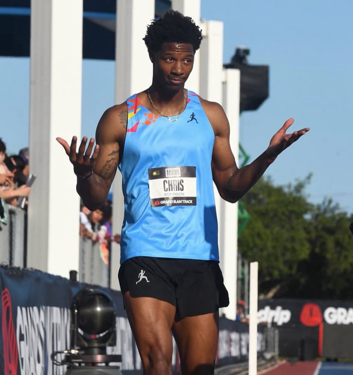 stoppfeenin's tweet photo. Chris Robinson had a wardrobe malfunction while running, but still ended up winning his race. 🏃🏾‍♂️ 

I slowed it down a bit— but take it out Chris it’s hurting! https://t.co/vFGrGk3ExG