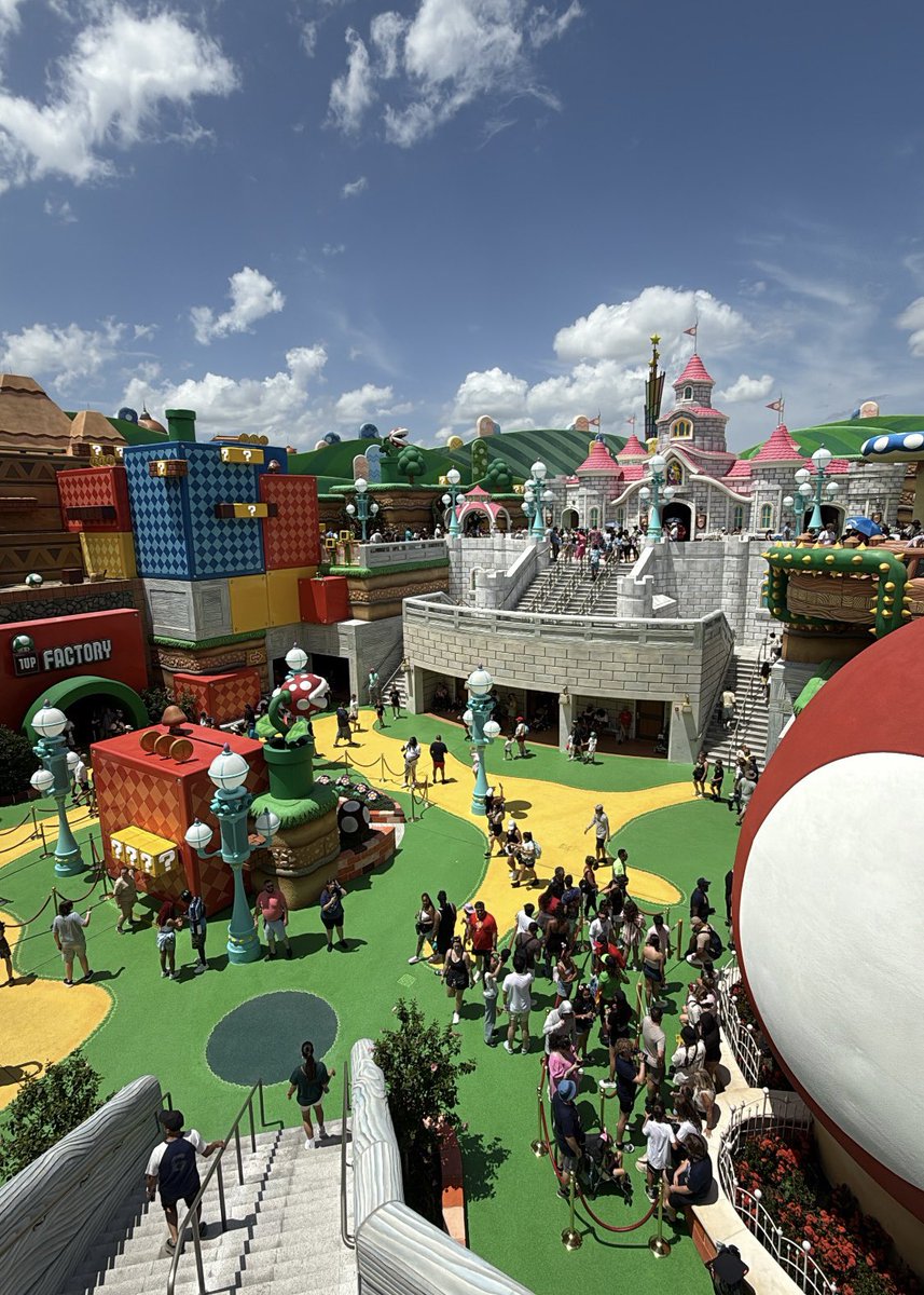 xtbyrd's tweet image. I saw Super Nintendo World