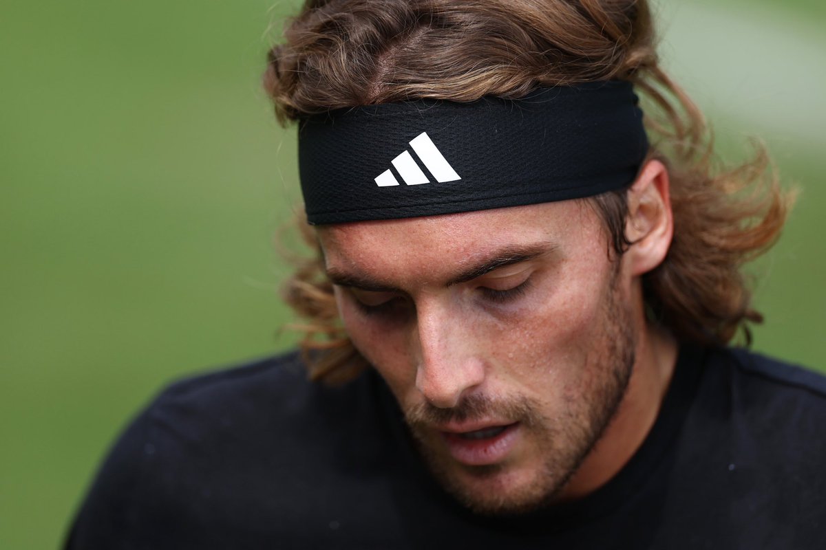steftsitsipas's tweet image. Some people walk on red carpets. I prefer green ones. 💚🌱🎾