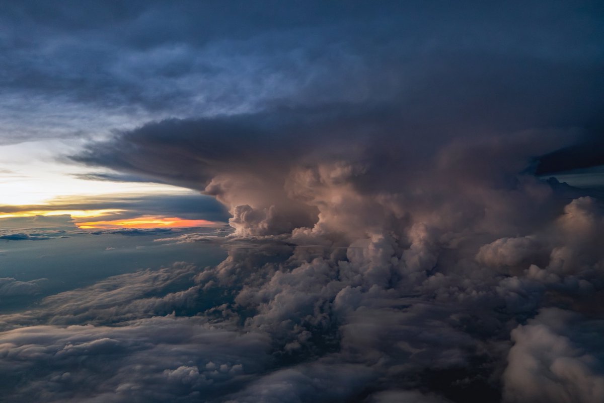 ⚠️ Orages au-dessus de la France ce soir ! Ce cumulonimbus, capturé en vol, montre l’ampleur de ces monstres !
💥 À l’intérieur : grêle, foudre, turbulences, vents puissants, givrage…
🌡️ Au moins, ça va rafraîchir un peu l’atmosphère... 🥵