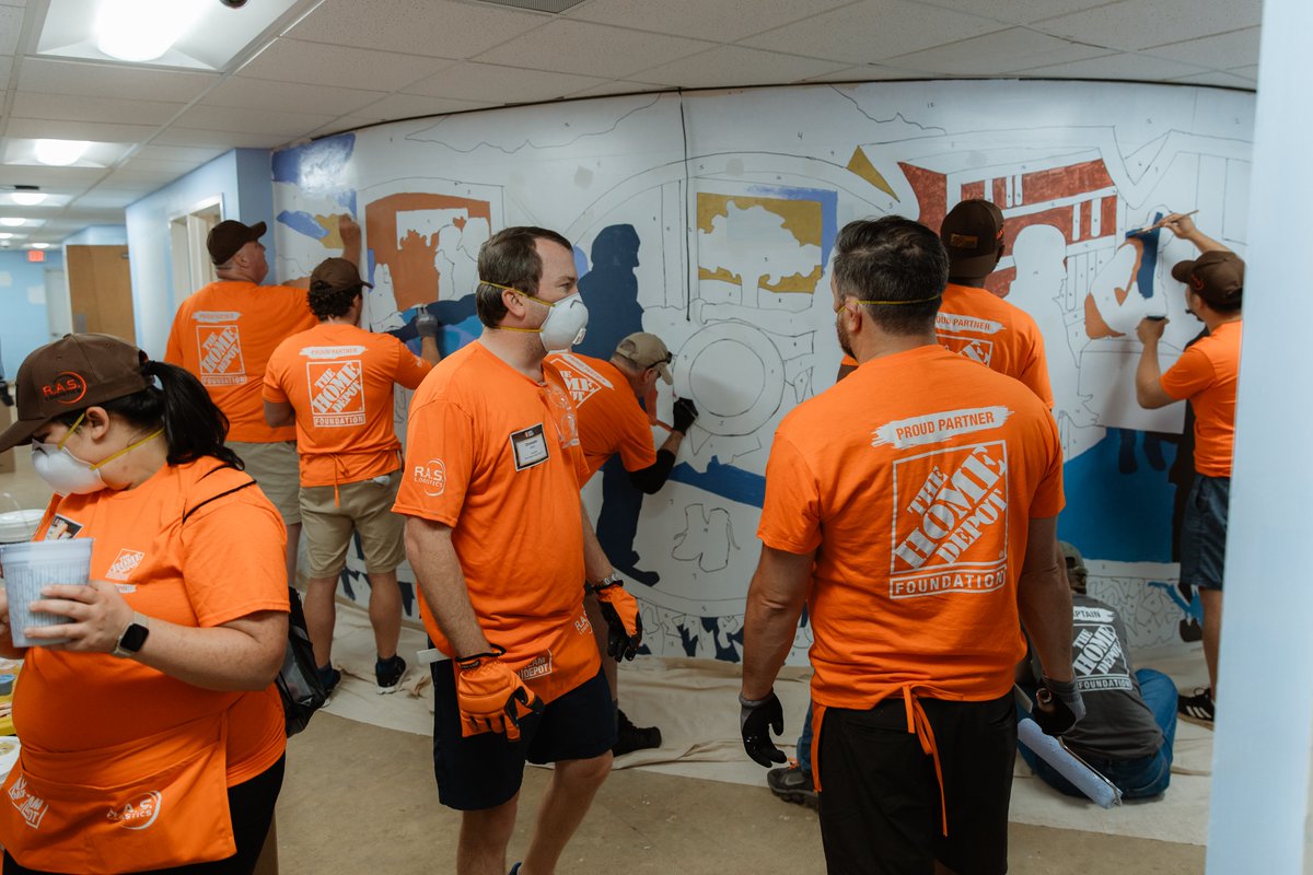 HomeDepotFound's tweet photo. We came together in Asheville to serve with #TeamDepot. We appreciate @ITSLogisticsInc, @HubGroup, @kirschtransport and @TMCTRANS for being part of this incredible day. https://t.co/53YXZc32vy