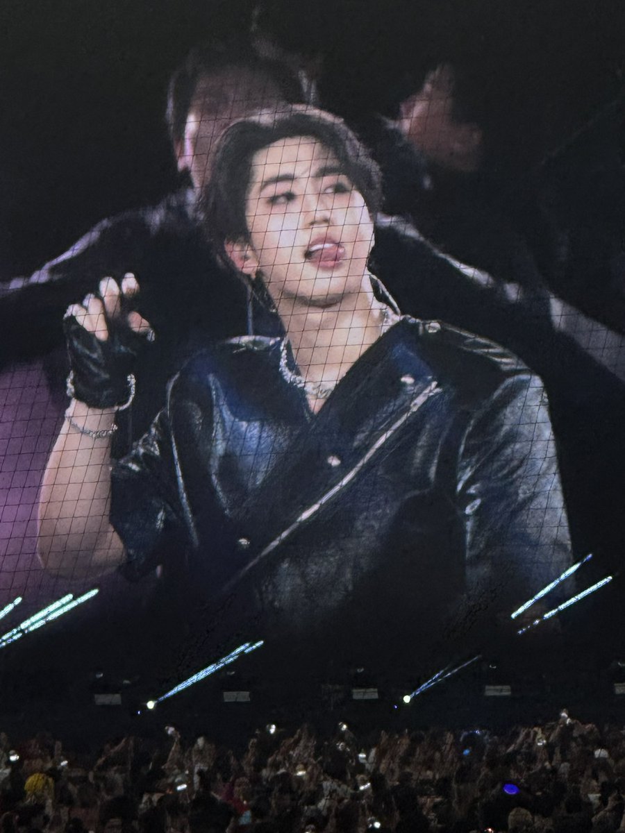 slvt4svga's tweet photo. han looked so FUCKING GOOD BRO

#StrayKids_dominATE #StrayKidsInDC #StrayKids #HAN https://t.co/8q3xHUuK9e
