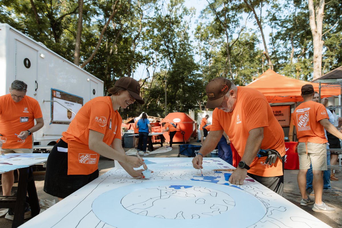 HomeDepotFound's tweet photo. We came together in Asheville to serve with #TeamDepot. We appreciate @ITSLogisticsInc, @HubGroup, @kirschtransport and @TMCTRANS for being part of this incredible day. https://t.co/53YXZc32vy