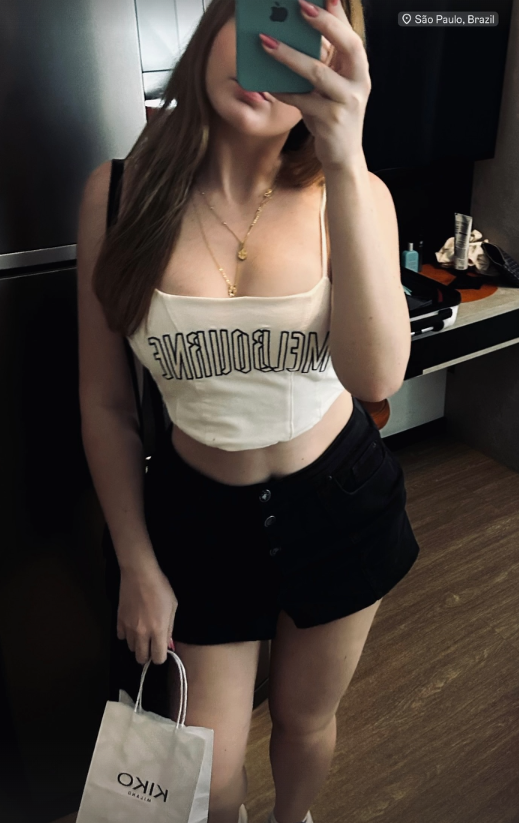 PaulaBelvedere1's tweet image. Indo de saia pro cinema 🤭