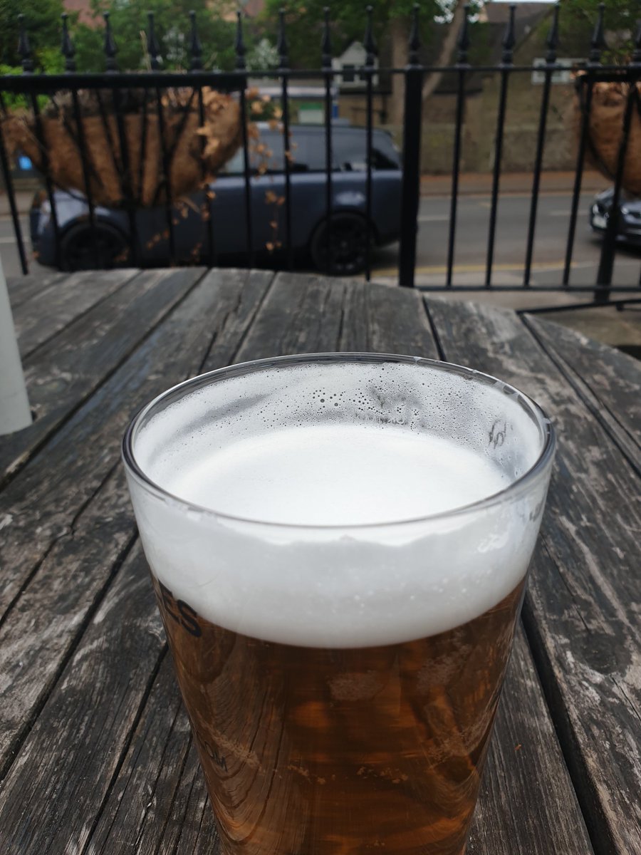 CapabilityBrow4's tweet image. No sun, but loverly out, cheers😋😋😋😋😋🍺🍺
