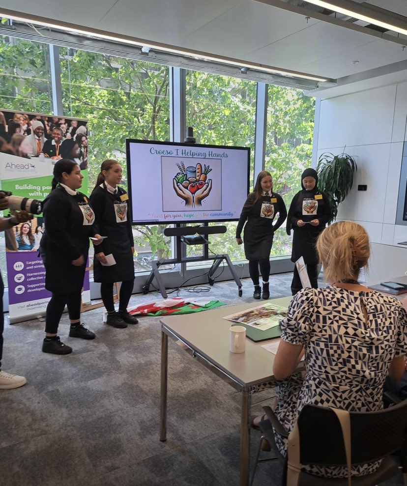 Cant_Enterprise's tweet image. We’re so proud to share that we are UK No.1 having won the Landsec ‘Made In..’ challenge in London! 🎉Our Year 10 team Helping Hands secured first place with their concept aiming to support Cardiff’s community! @LandsecGroup @AheadP_ship @cantonianhs @CdfCommitment