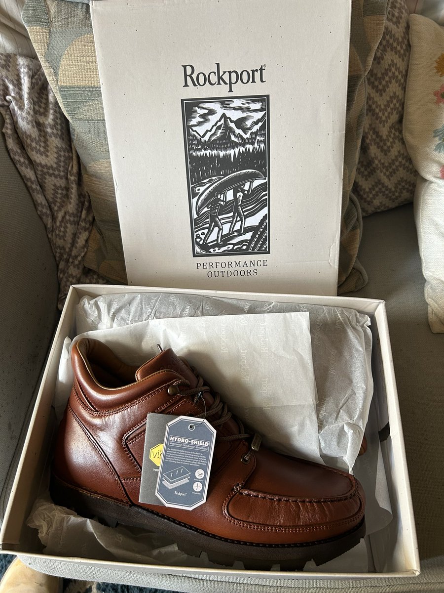 JokMogs's tweet photo. I crumbled. Couldn’t resist. Bday money well spent in my opinion. Tried on, rock solid. I’ll have these for years, just like my 90’s pairs. 👌🏼👌🏼
#rockport #rereleased #nineties https://t.co/rZqqg0K39z