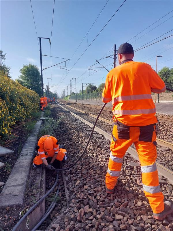 SNCFReseau's tweet photo. Les circulations ont repris normalement à partir de 14h00 sur la ligne à grande vitesse. En effet nos agents mobilisés sur le terrain ont pu terminer les réparations plus tôt que prévu. Merci aux équipes impliquées ! https://t.co/qWBZDQQhp3