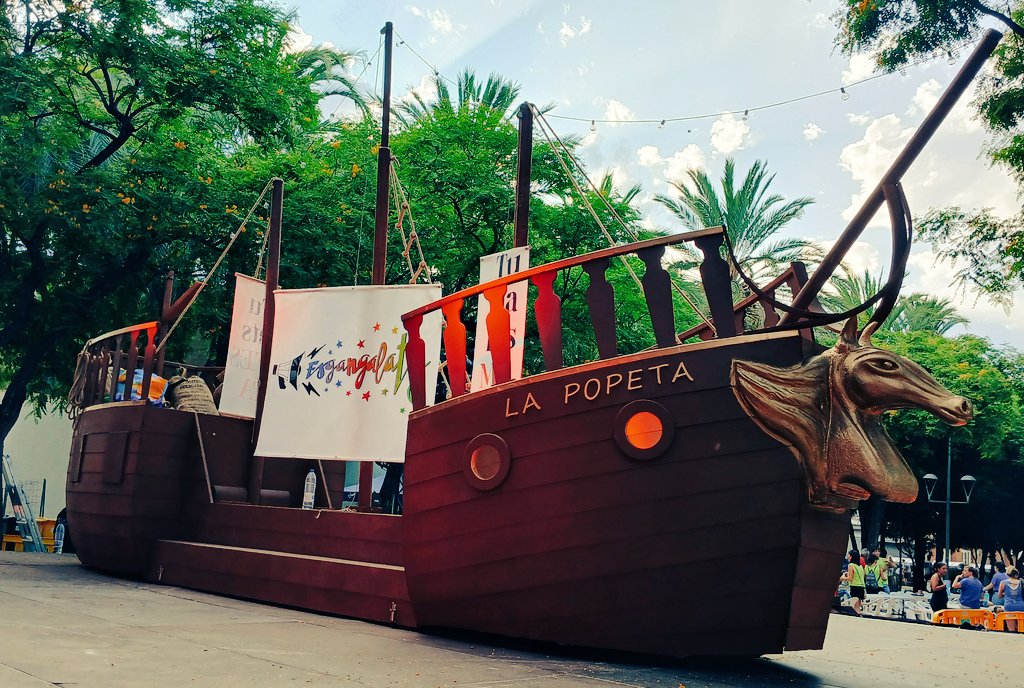 Popeta11's tweet photo. Comença la #FestaMajor #Calafell
Els #Esgangalats han fet una punyetera obra d'art. #FentPoble
Bona #FestaMajor #Popets i #Popetes
Gaudiu!!! https://t.co/J6A7CpPXv5