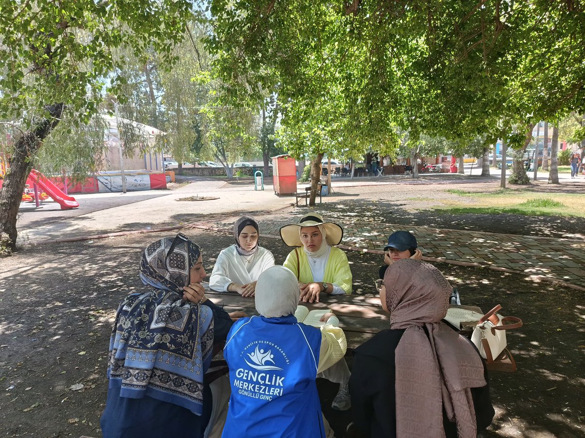 GSB_GiresunGM's tweet photo. Çocuklarımıza ve gençlerimize verebileceğimiz en kıymetli hediyelerden biri onlara kitap okuma alışkanlığı kazandırmaktır.📚📚📚

İmam Gazali'nin "Dilimize Nasıl Sahip Çıkabiliriz" adlı eserinin kritiğini gerçekle��tirdik.
#KitapOkumaHalkaları
#GiresunGençlikMerkezi https://t.co/78Bw8TOYTh