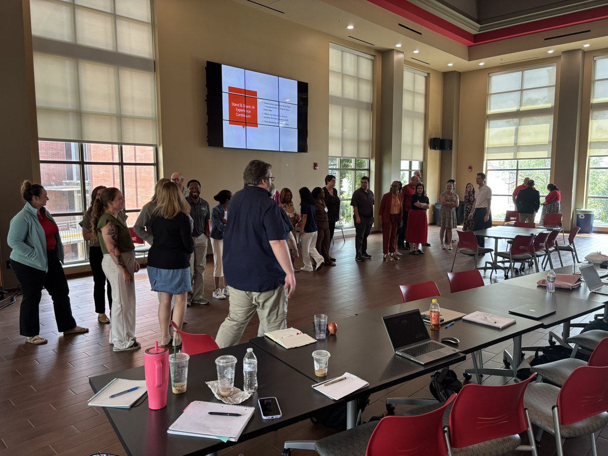 WKUEDD's tweet image. Dr. Will Perry guides doctoral students through a workshop on artificial intelligence at EdD Summer Residency 2025. @WKUCEBS @WKU_SLPS