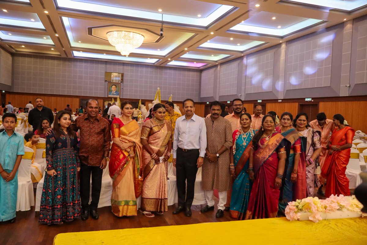 MIC_Perak's tweet photo. Tan Sri SA. Vigneswaran (Presiden MIC) bersama Puan Sri dan keluarga hadir ke majlis perkahwinan K. Tamil Chelvee (Puteri MIC Sri Taman) dan S. Ravi.
Tan Sri Dato’ Sri M. Ramasamy turut hadir dan menyampaikan ucapan tahniah kepada pasangan pengantin. https://t.co/D1YPmoe7Vg