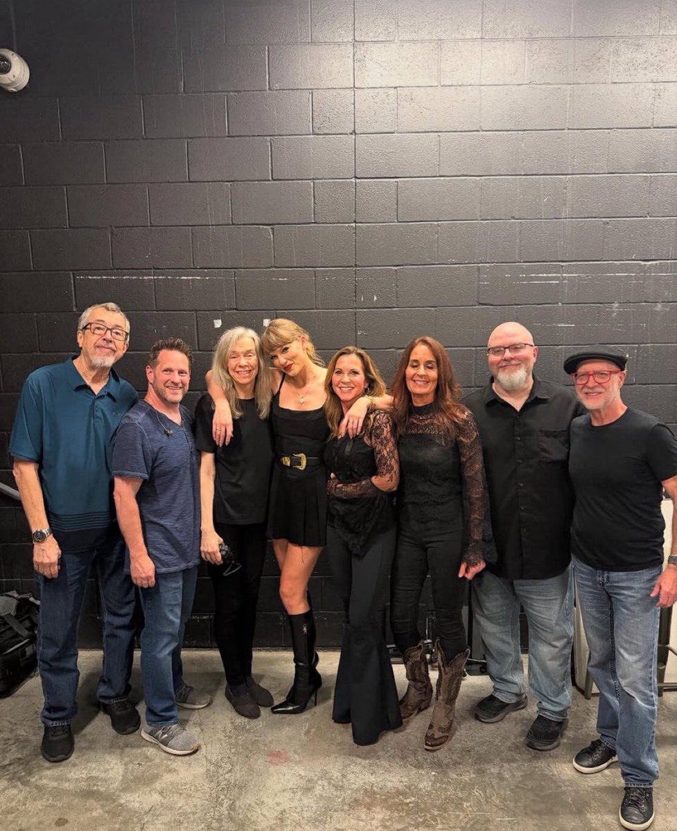 Tay with the band🥹