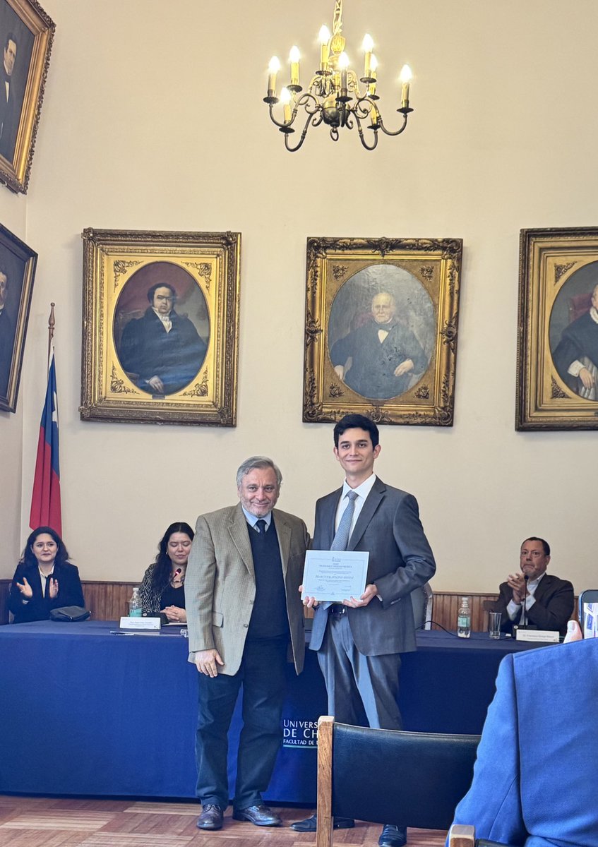 Hoy se realizó la
Ceremonia de premiación correspondiente al V concurso “Francisco Orrego Vicuña” que destaca al mejor estudiante de Derecho Internacional <a href="/derechouchile/">Facultad de Derecho</a> 
Este año galardonado fue el señor Franco Palavecino Muñoz. 
Enhorabuena