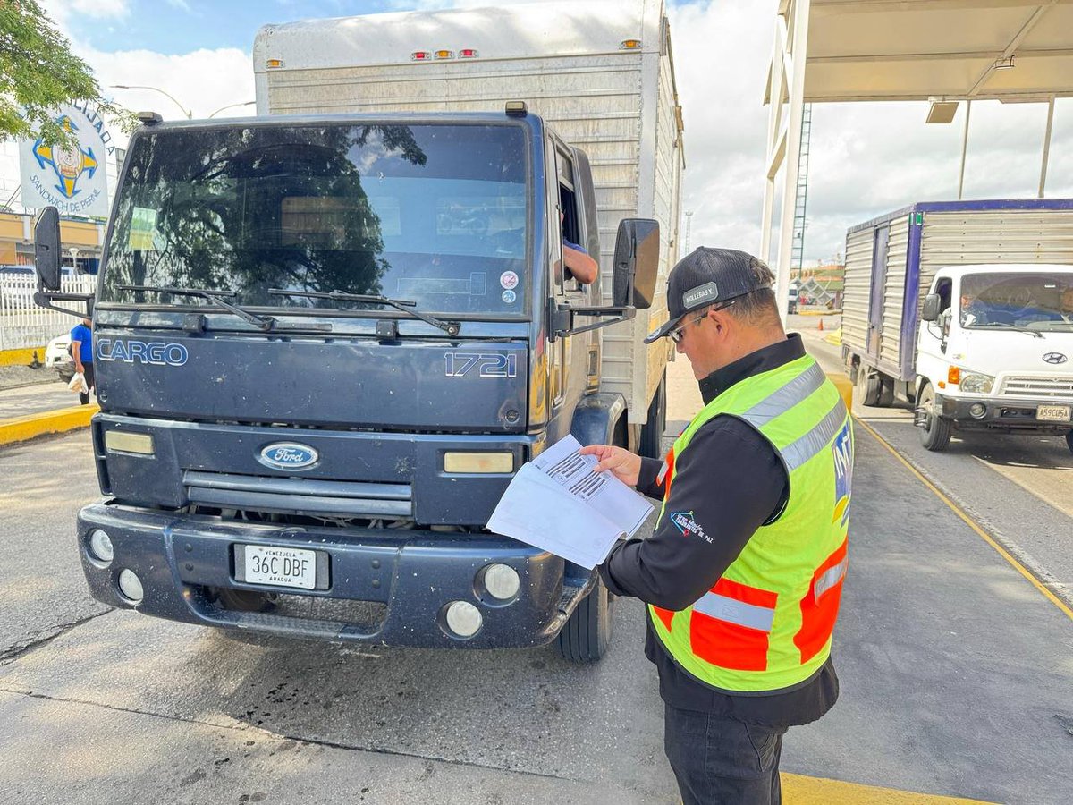 InttContigo's tweet image. Desde el Peaje La Encrucijada en el estado Aragua, los trabajadores del INTT atienden a los operadores de transporte de carga en operativo especial del #ROTC