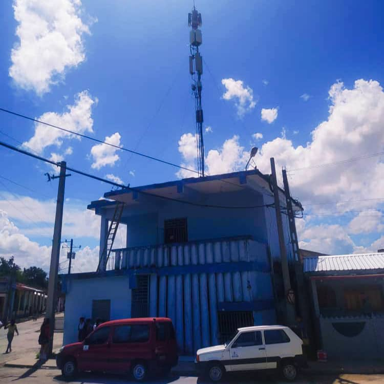 Hoy más de 4⃣ mil habitantes de Güinia de Miranda, perteneciente al municipio Manicaragua en Villa Clara, pueden disfrutar de servicios móviles 📱📶 más estables, gracias a la instalación de una nueva radiobase 2G/3G con respaldo energético⚡️.
#EtecsaConCuba 🇨🇺