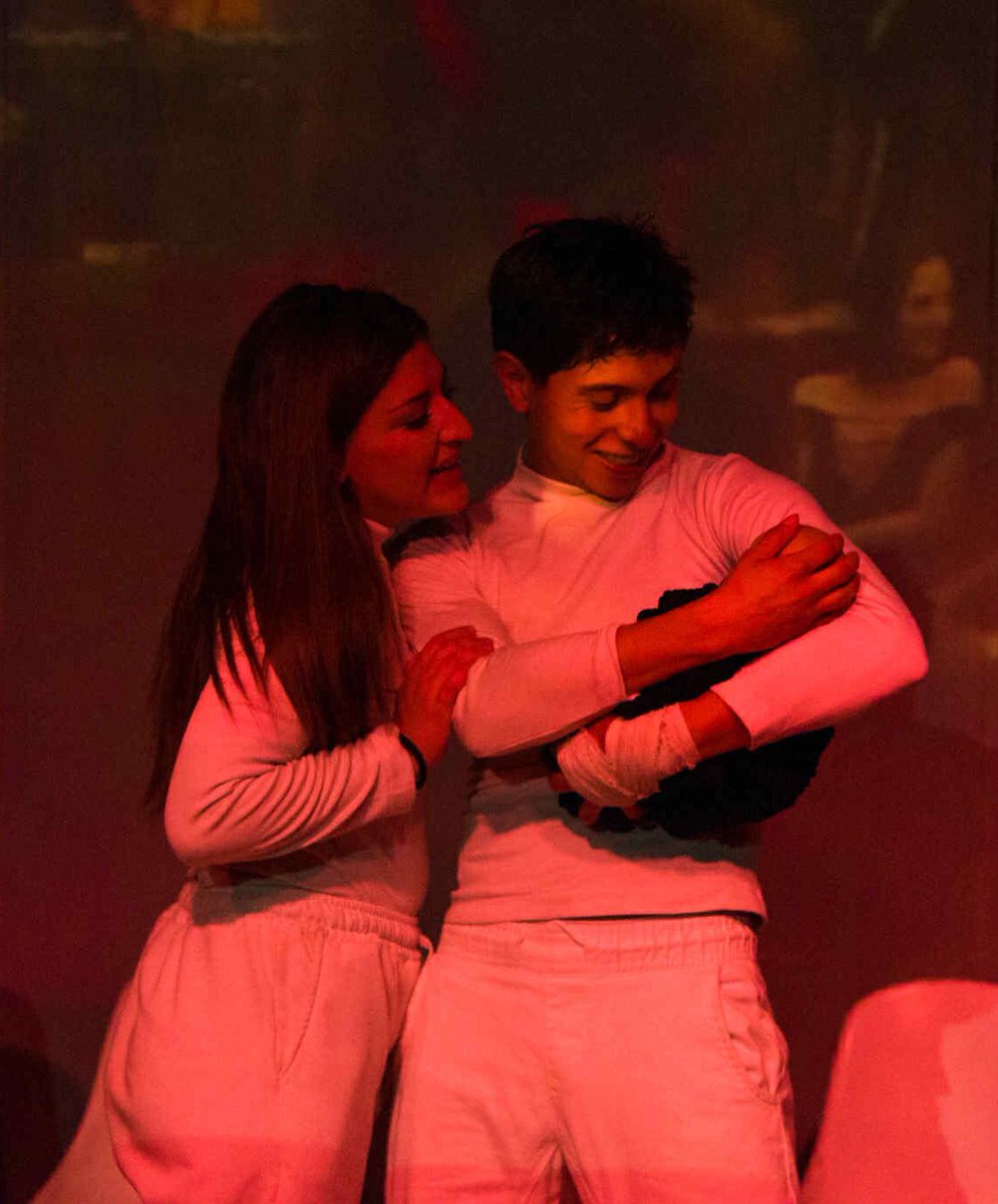 Loyolus 🎭🎬📺🎶 (@soy_loyolus) on Twitter photo Todos los sábados a las 17:00 horas hasta el 12 de julio se presenta la puesta en escena “Sorry”, escrita y dirigida por Tania Ángeles Begún en el <a href="/ForoShakespeare/">Foro Shakespeare</a>.
Con Julieta Castillo, Osvaldo Díaz y Kamila Galicia.
Producción de Happy Films y Depa 3.
¿De que trata? 👇🏽 Todos los sábados a las 17:00 horas hasta el 12 de julio se presenta la puesta en escena “Sorry”, escrita y dirigida por Tania Ángeles Begún en el <a href="/ForoShakespeare/">Foro Shakespeare</a>.
Con Julieta Castillo, Osvaldo Díaz y Kamila Galicia.
Producción de Happy Films y Depa 3.
¿De que trata? 👇🏽