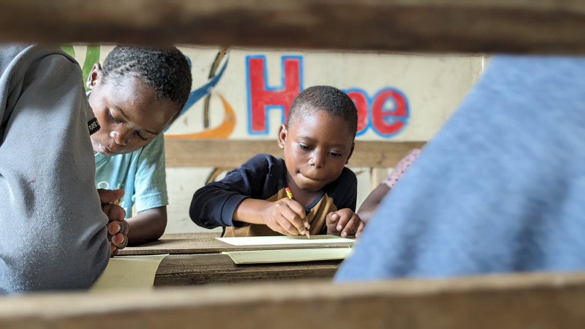 belavinfos's tweet photo. Dans notre programme d’aide alimentaire, l’amour du prochain et la solidarité africaine nous guident. Le 19/06, nous avons soutenu les enfants de #GOOD_HOPE, dont les regards innocents, marqués par la guerre dans l’Est, éveillent notre conscience. 1/3 https://t.co/K7HX1Knhh6