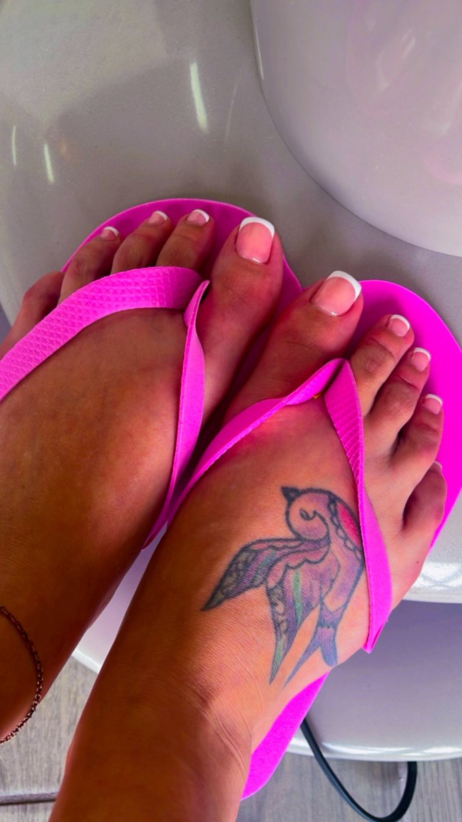 CCocoToes's tweet image. Fresh pedicure thanks to my new client ;) #freshpedi #bigfeet #prettyfeet #pedicure