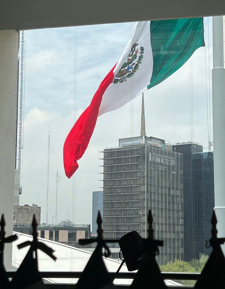 Nuestra Bandera Nacional, símbolo de unidad. 

Así se ve ondear este mediodía desde mi Oficina de #EnlaceVargasSenado