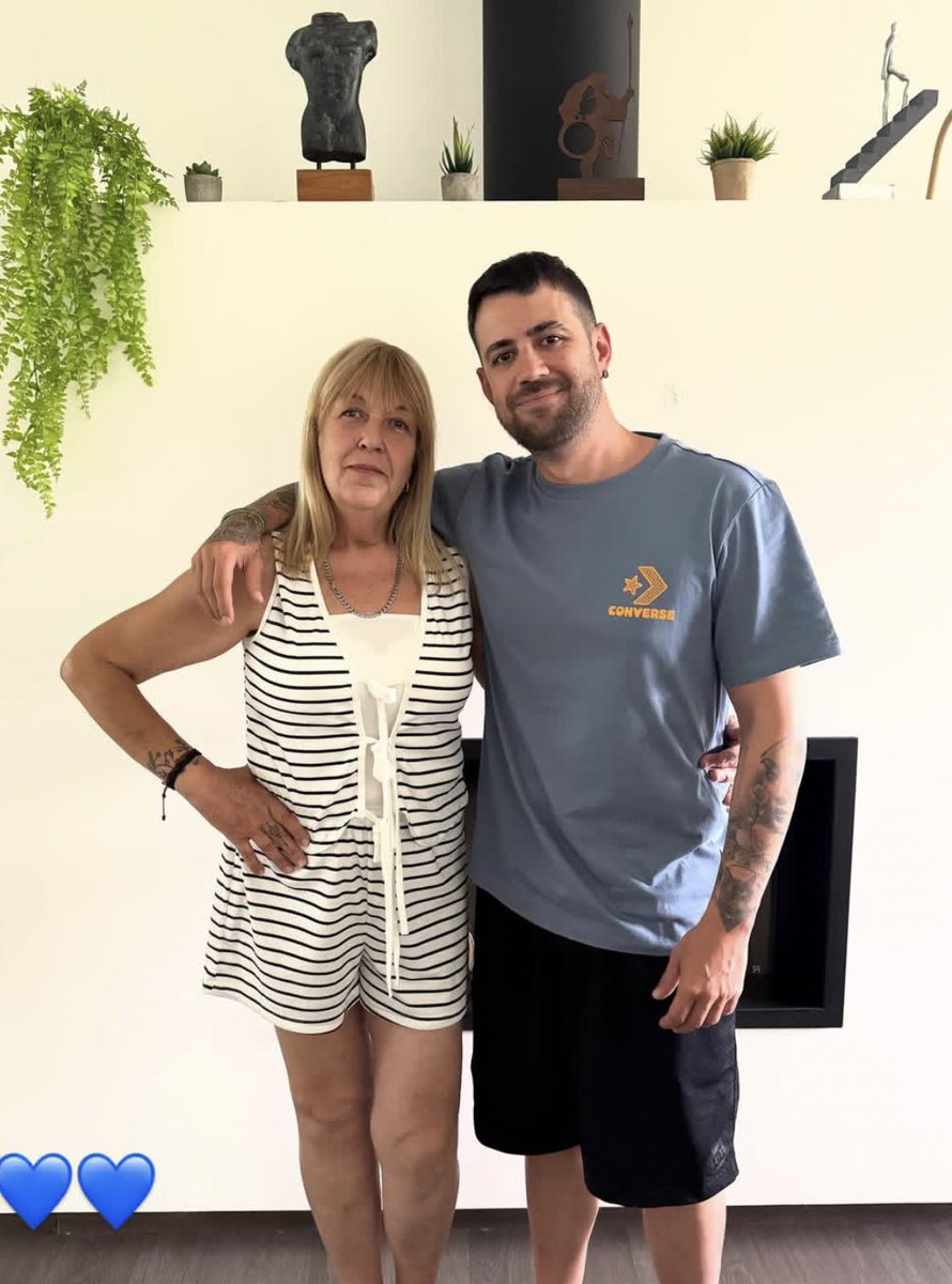 Fotito de Auron con su mamá 🤍🤍