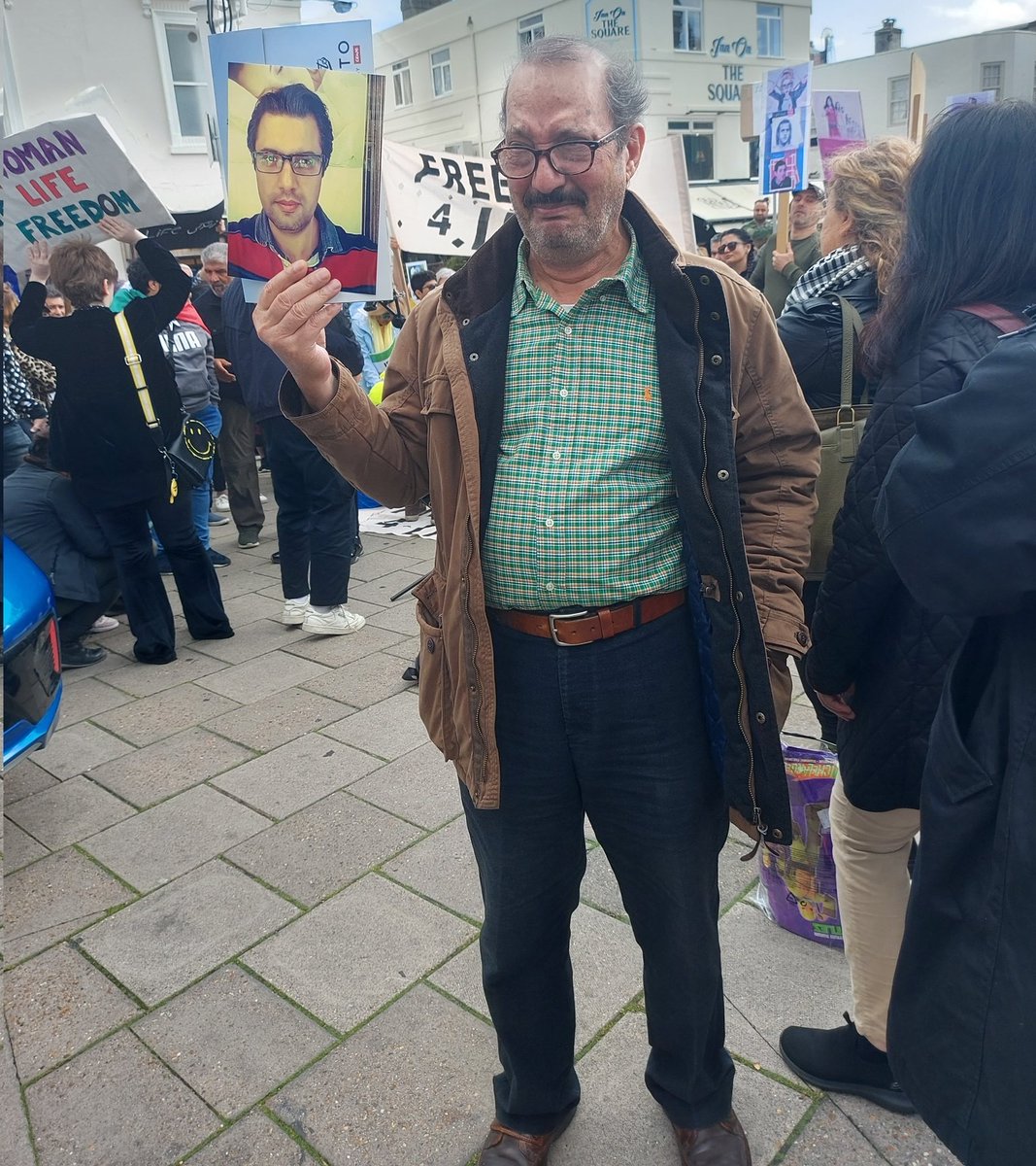 پدر محمدرضا کدخدازاده، از مسافران هواپیمای اوکراینی و کشته‌شده بر اثر اصابت موشک سپاه پاسداران، در تجمع همبستگی ایرانیان خارج کشور (برایتون، ۹ مهر ۱۴۰۱)