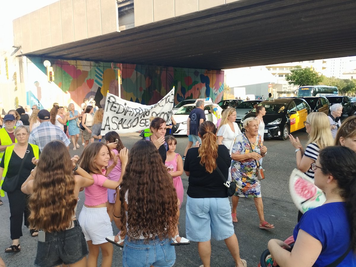 Los vecinos de Trinitat Vella cortan está tarde  el tráfico para que el consistorio de los <a href="/socialistes_cat/">Socialistes PSC/❤</a> no se lleven sus pediatras.