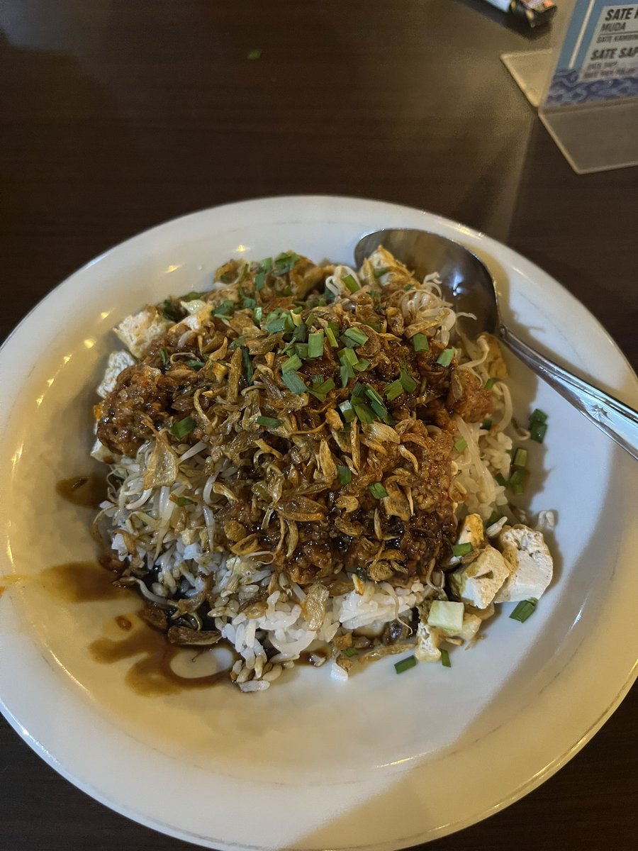 kialoverosess's tweet photo. Nasi lengko mantaaaappppp nyummy https://t.co/vzDTQhyqgW
