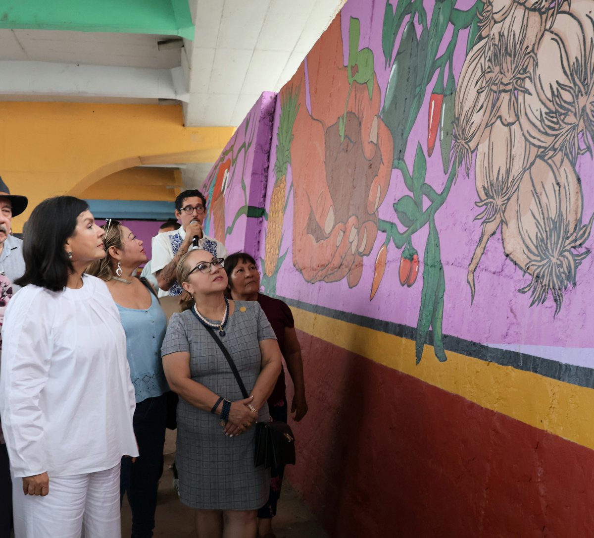 En el marco del Festival #Villahermosa 2025, la Lic. Dolores Hernández, Presidenta del <a href="/CCET_Tabasco/">CCET_Tabasco</a> , también asistió a la inauguración del mural temático “Raíces”, una obra del artista tabasqueño Alejandro Santos, ubicada debajo del puente Grijalva 1