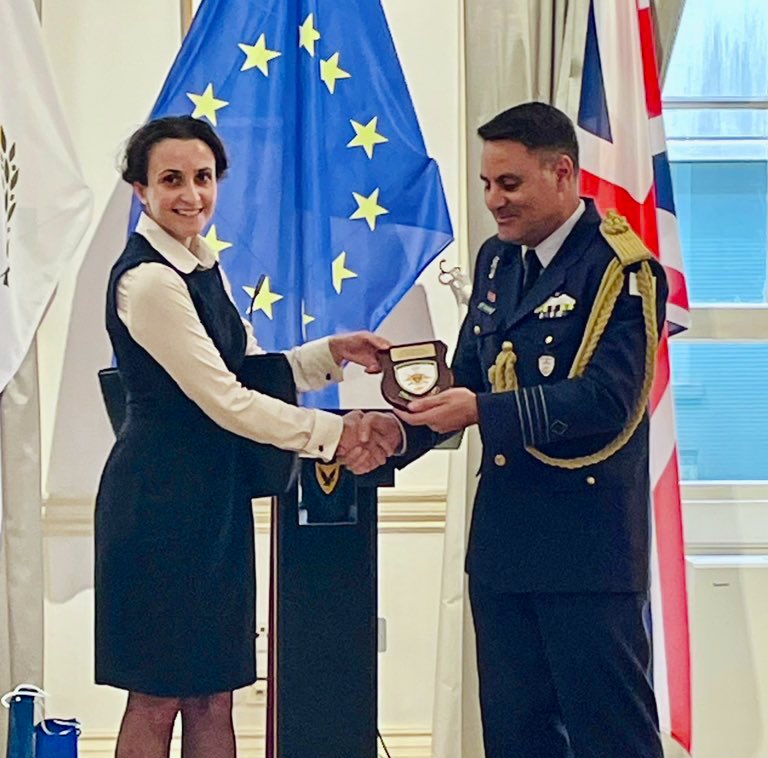 CyprusInUK's tweet photo. 🎖️ Defence Attaché Changeover Ceremony

A warm welcome to Lt Col Kyprianos Savva as he assumes his new role! We wish him every success in strengthening 🇨🇾-🇬🇧 defence ties.

Sincere thanks to Lt Col @OnoufriouT for his dedicated service and distinguished tenure!

#DefenceDiplomacy https://t.co/9kJoVX4dBB