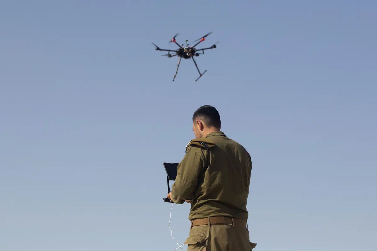 🟢🇵🇸 Une horreur digne d’un scénario dystopique comme « Terminator » : à Gaza, des drones israéliens diffusent des pleurs de bébé et des cris de femmes en détresse pour attirer puis cibler délibérément les civils palestiniens.
Une tactique terrifiante confirmée par des médecins