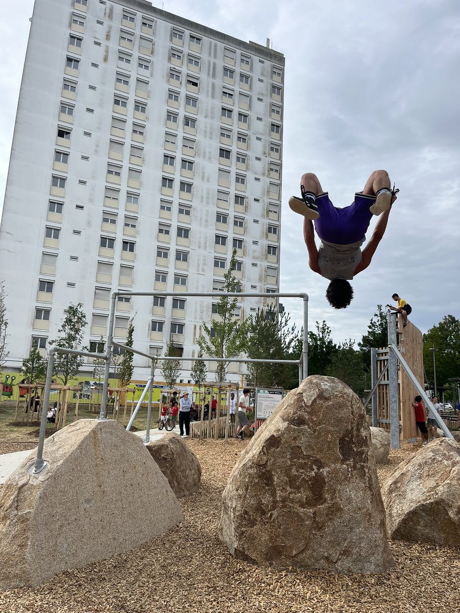 Inauguration par Johanna Rolland du Jardin des lauriers - Michelle Palas au cœur du quartier bellevue. Une place où la nature a repris sa place pour le bien-être et la santé des habitants avec un îlot de fraîcheur et un spot incroyable d'art du déplacement.