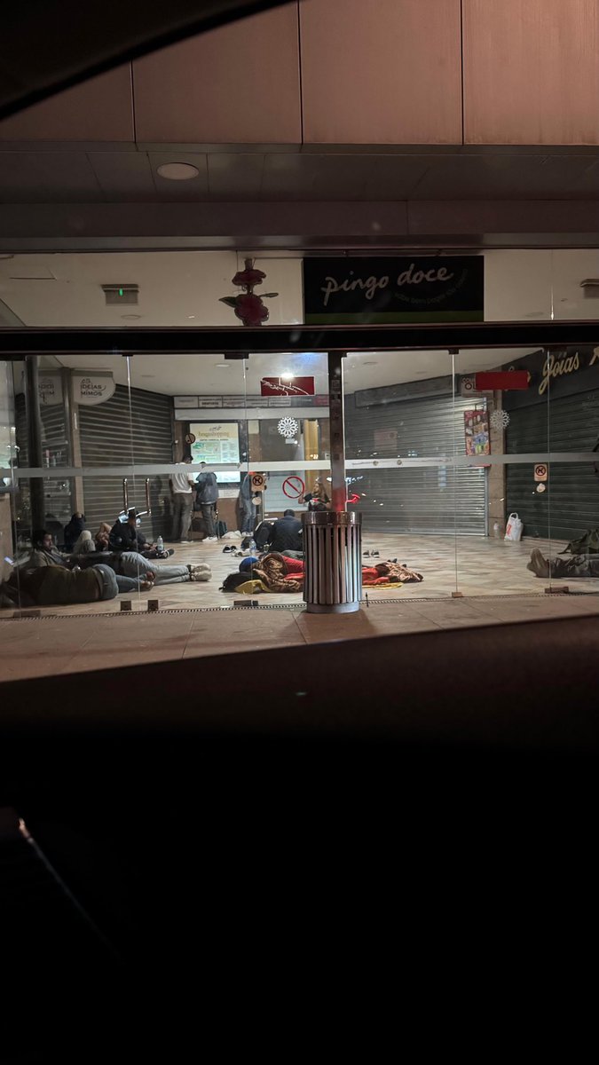 Esta é a triste realidade que temos vindo a alertar há imenso tempo.
Imigrantes dormem no chão dentro do Braga Shopping.
A política de portas abertas de PS e PSD levaram o país a este caos
