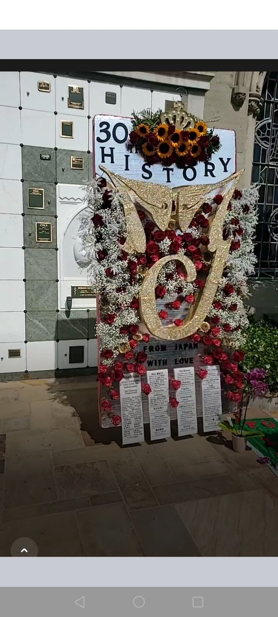 Flores y dedicatorias para Michael Jackson en Forest Lawn el día de hoy. ♥️

📷 .<a href="/MooWalkersDK/">Moo-Walkers</a> y .<a href="/ourfirstspring/">mimi</a> a través de X/Twitter, y la cuarta foto pertenece a Ron Pia a través de Facebook.

#16yearswithoutMichaelJackson