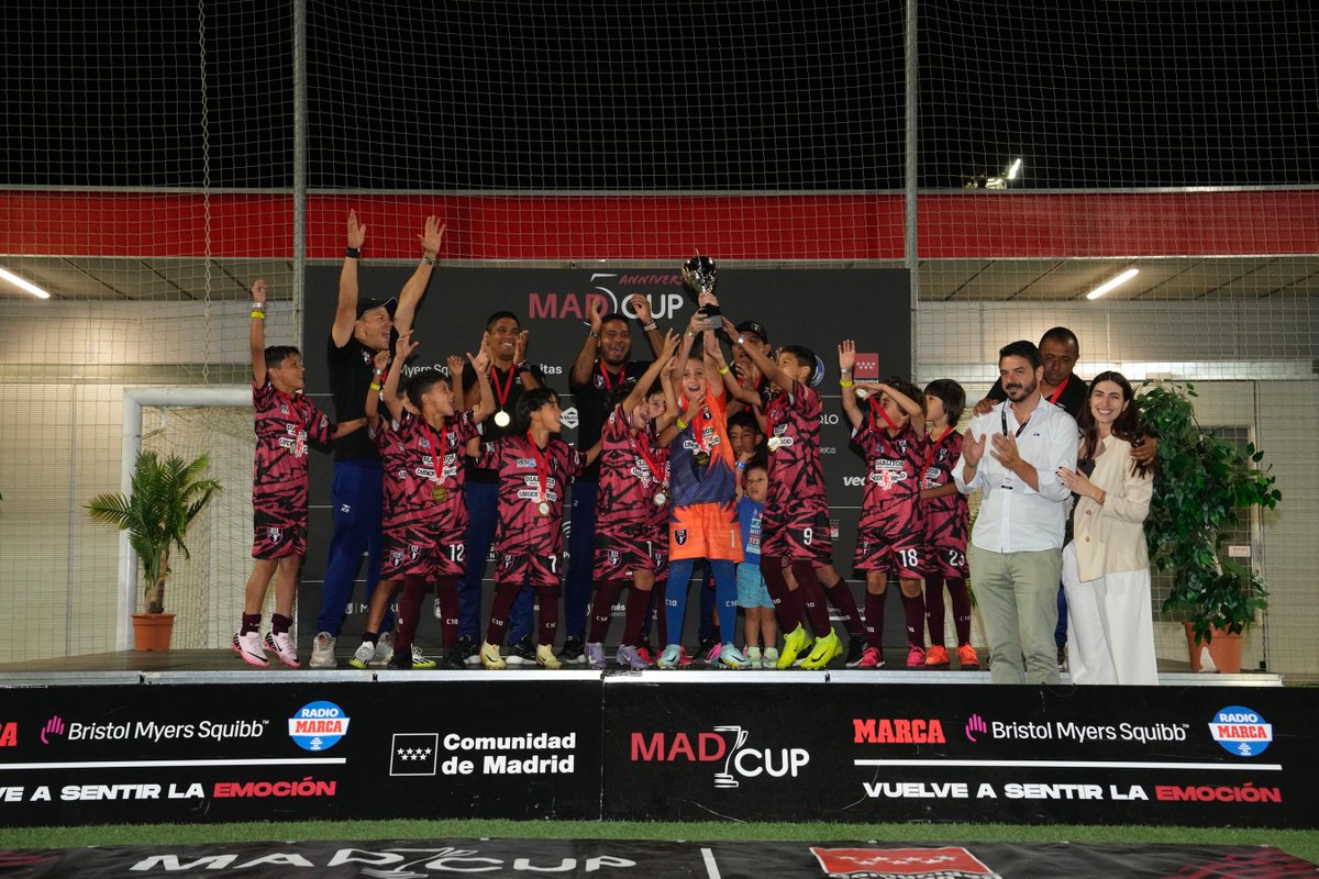 Categoría benjamín U-9:

🥇Equipo campeón: BCN Junior A 

🥈 Subcampeón: C10 Venezuela 

⚽️ MVP: 9 Eros Forzinetti

#MADCUPFOOTBALLMADRID2025