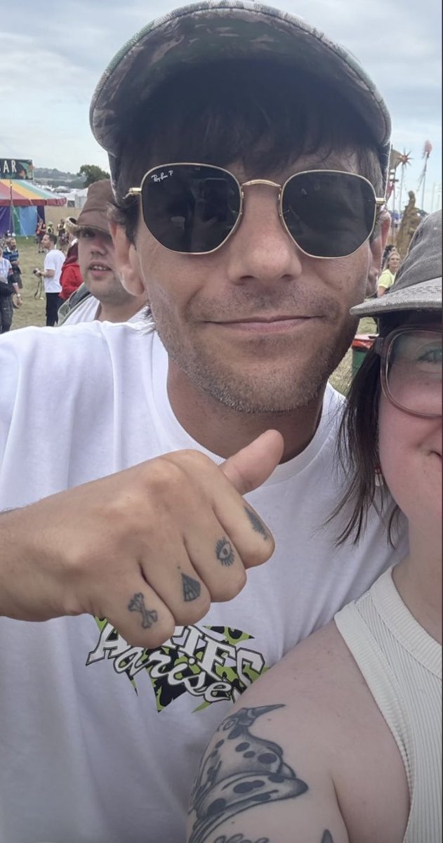 📸| Louis Tomlinson with a fan at #Glastonbury2025 

— Owner