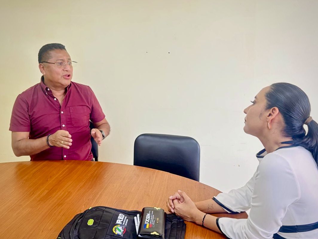 RedEducadoresOk's tweet photo. #RedEnTerritorio | El Presidente de Red de Educadores del Ecuador, MSc. @AgustinLindao, mantuvo una reunión con Pamela Pintado, Directora Distrital de Educación de #Pastaza, #Mera y #SantaClara. 
En la visita protocolar expresamos nuestra predisposición para contribuir en la búsqueda de soluciones a las problemáticas de los docentes en las comunidades.