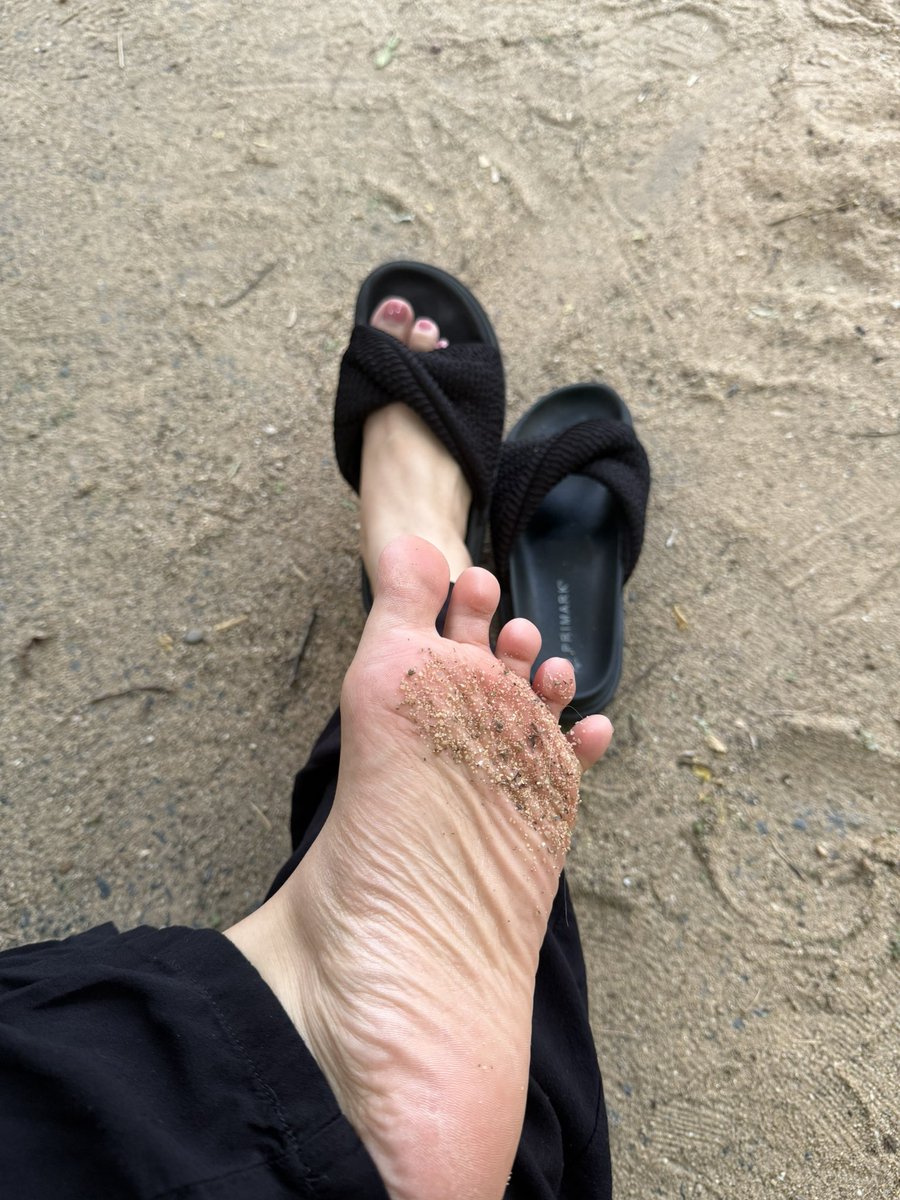 Subbyyy, ich habe eine Aufgabe für dich! War heute mal wieder draußen &amp; bin durch den Sand gelaufen. Sehr angenehm, aber das Gefühl danach etwas nervig. Aber dafür bist du ja da, hast doch sonst keinen Zweck außer Dienen &amp; Senden. Na los, leck’s sauber!

#feet #goddess #findom